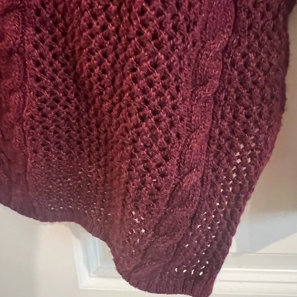 American Eagle red ombré cable knit long sleeve sweater.